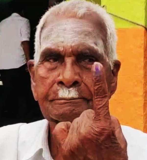 மனைவியுடன் வாக்களித்த ராணுவ வீரர் 