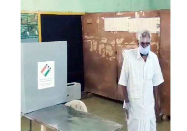 காலில் விழுந்து ஆசி 