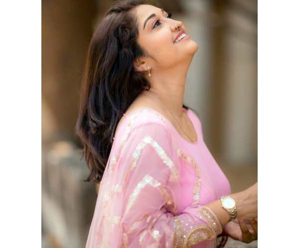 அங்கேயே பார்த்த ரசிகர்கள் 