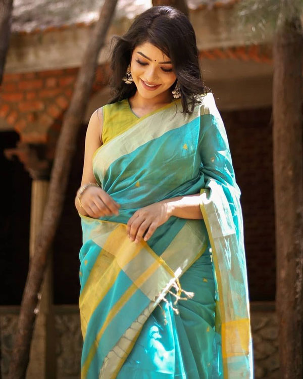 கிடைத்த கேப்பில் போட்டோஷூட் 