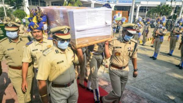 எழுத்தாளரை கைது செய்தனர் 