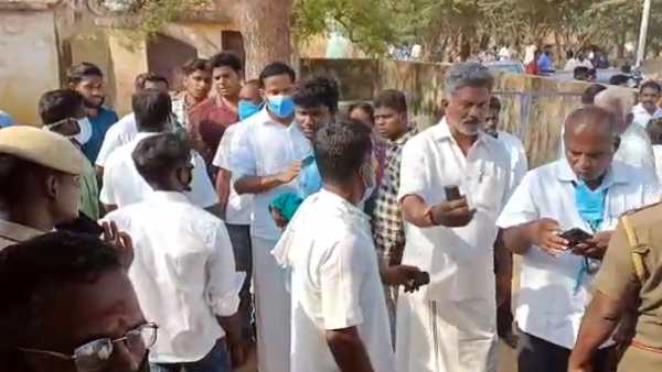 A drunken man broke the EVM machine at the polling station in tamilnadu A drunken man broke the EVM machine at the polling station in tamilnadu