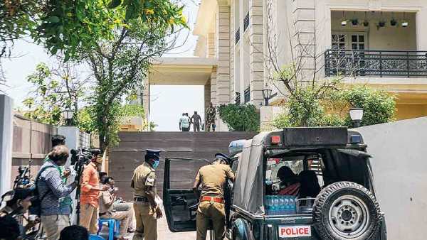 மகள் வீட்டில் ரெய்டு 