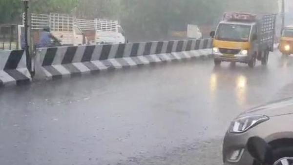 சூறாவளி வீசும் 