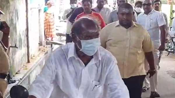 பைக்கில் வந்த ரங்கசாமி 