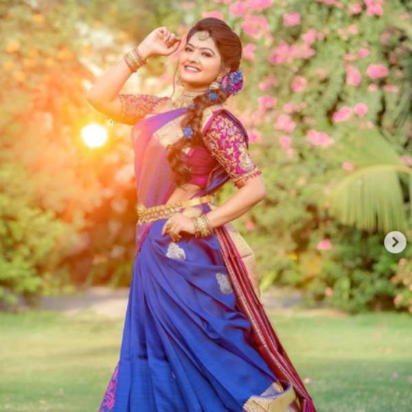 சித்ரா மாதிரியே இருக்காரே 