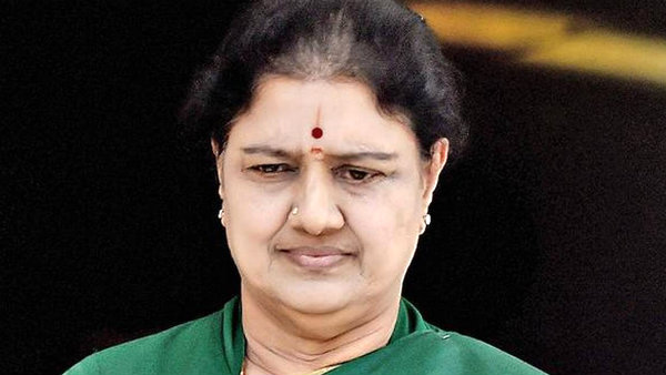 புது வீட்டில் குடியேறும் சசிகலா புது வீட்டில் குடியேறும் சசிகலா