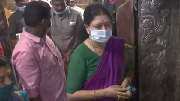காரில் புறப்பட்டார் சசிகலா 