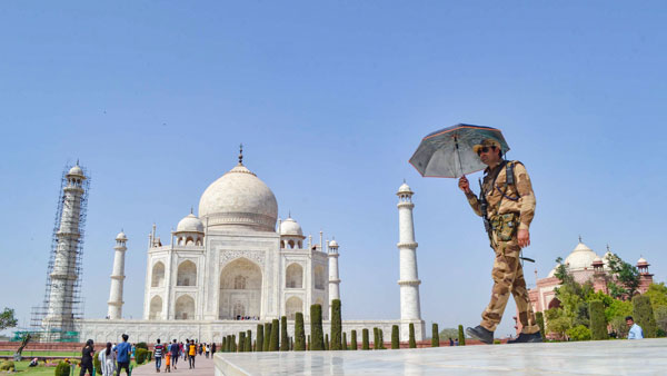 சுற்றுலாப் பயணிகள் சுற்றுலாப் பயணிகள்