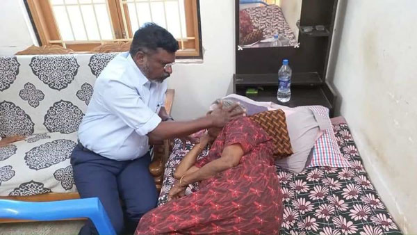 அம்மாவுடன் தலைப்பில் படம் 