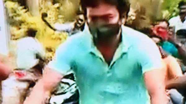 பச்சை நிற டீ சட்டை 