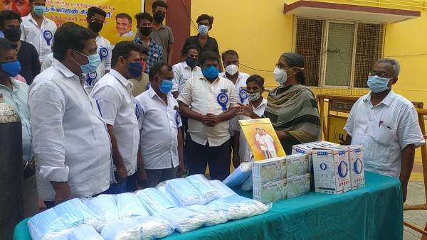 அரசு மருத்துவமனைக்கு ஆக்சிஜன் சிலிண்டர்கள் 