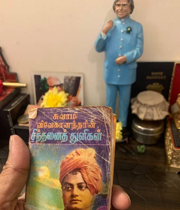  Swami Vivekananda books filled up in actor Viveks house 
