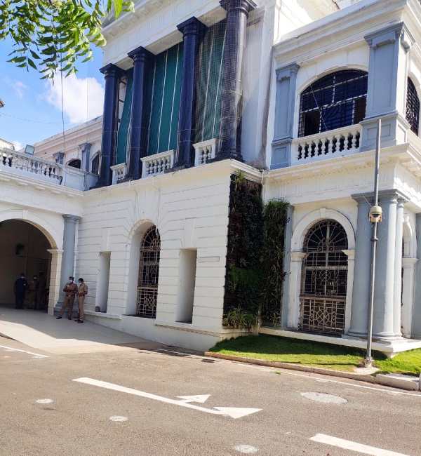 எம்ஜிஆர், ஜெயலலிதா படங்கள் அகற்றம் எம்ஜிஆர், ஜெயலலிதா படங்கள் அகற்றம்