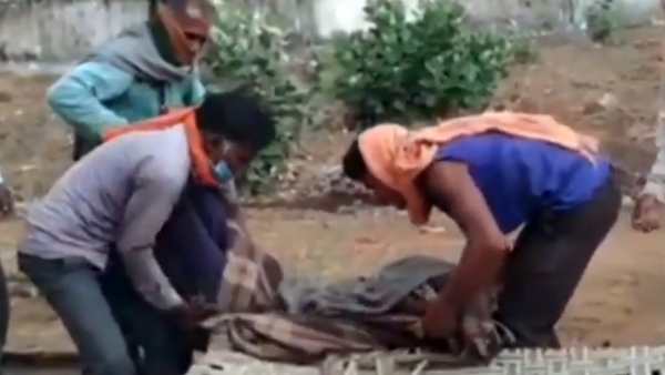 கட்டிலில் சுமந்த தந்தை 