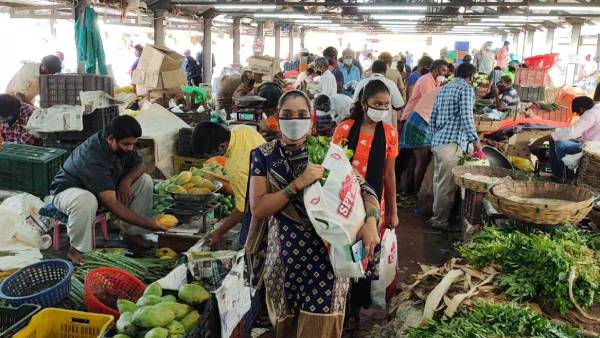 சலூன்கடையிலும் கூட்டம் 