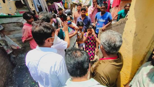 அரிசி பருப்பு வழங்கினார் 