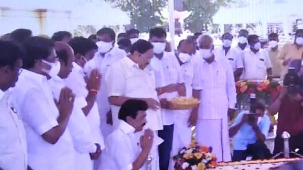 உருகி நின்ற ஸ்டாலின் 