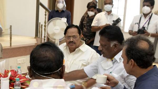  ஒரே டேபிளில்