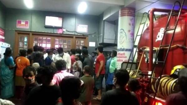 தீயை அணைத்தனர் தீயை அணைத்தனர்