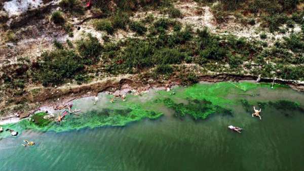 இப்போது அதிகமாக மிதக்கிறது 