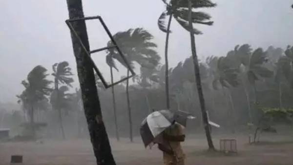 IMD says Eye of the storm will cross Saurashtra in next 3 hours IMD says Eye of the storm will cross Saurashtra in next 3 hours