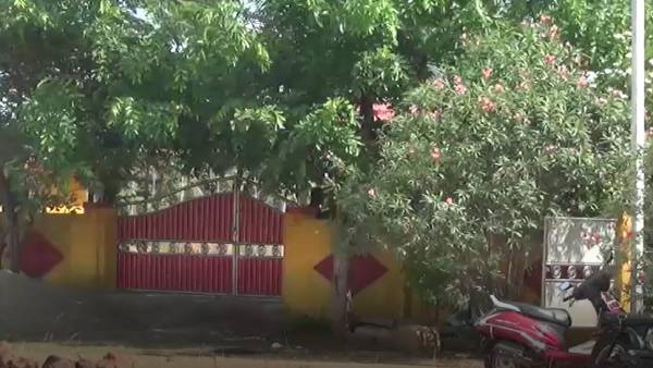 பேசுவதை நிறுத்தினார் பேசுவதை நிறுத்தினார்