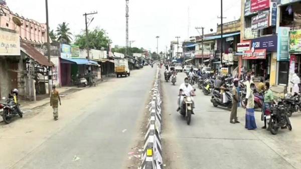 Puducherry-Tamil Nadu border Shops were open on one side and other side closed 