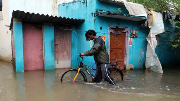 ஊருக்குள் தண்ணீர் ஊருக்குள் தண்ணீர்