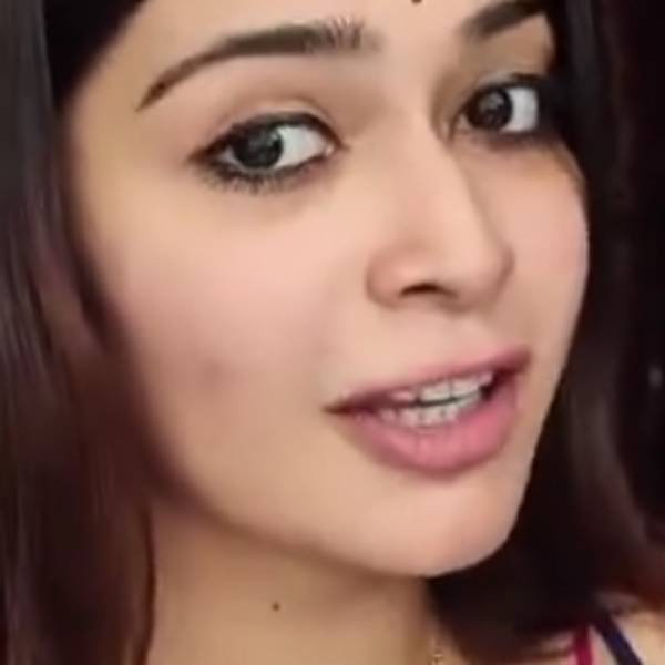 மாடர்ன் உடையில் 