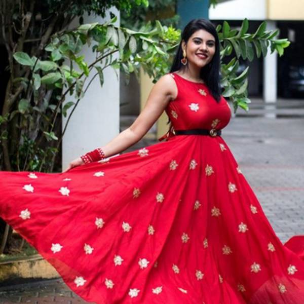 காத்திருக்கிறார் 