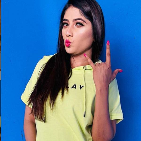 பார்வையிலேயே மயக்குகிறாரே 