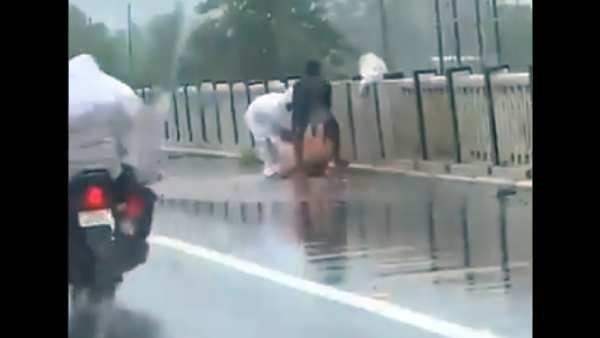 சடலத்தை தூக்கி எறியும் உறவினர்கள்