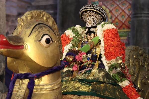 கோவிலில் ஊர்வலம்