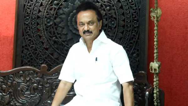 நடுவில் ஆளுநர் 