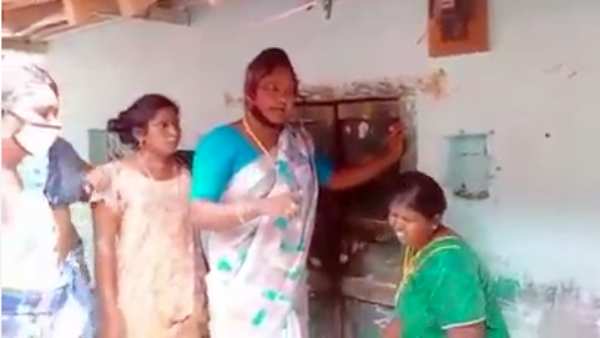 மன்னிப்பு கேட்க வைத்தனர் 