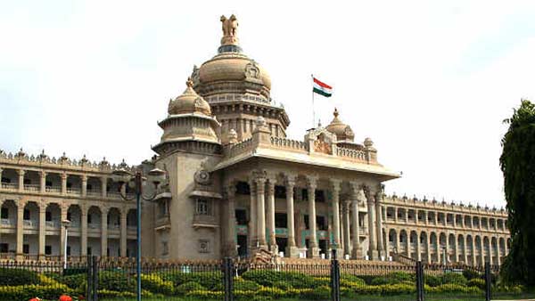 கர்நாடக அரசு நிர்வாகம் ஸ்தம்பிப்பு 