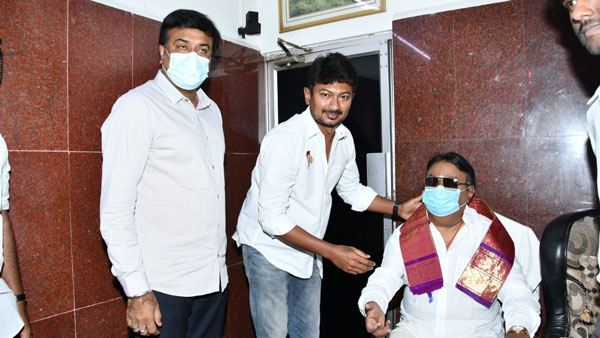 ஆர்வமுடன் போட்டோ 