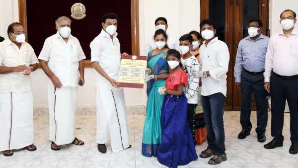 MK Stalin commences disbursal of first installment of Corona relief assistance MK Stalin commences disbursal of first installment of Corona relief assistance