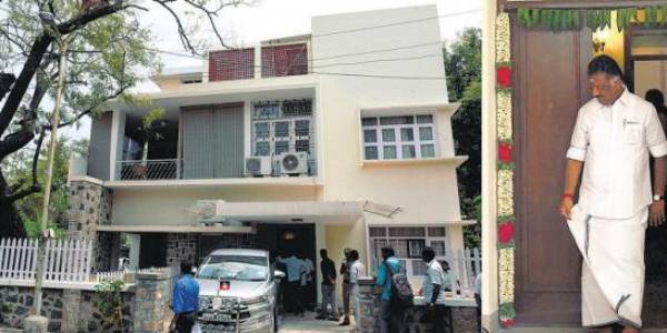 புது வீட்டிற்கு குடியேறிய ஓபிஎஸ் புது வீட்டிற்கு குடியேறிய ஓபிஎஸ்