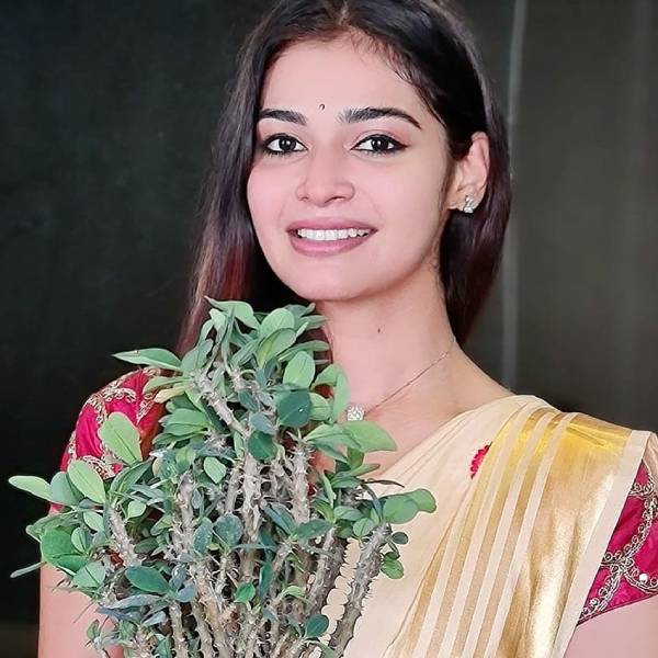 ரசிகர்கள் மனதில் தர்ஷா 