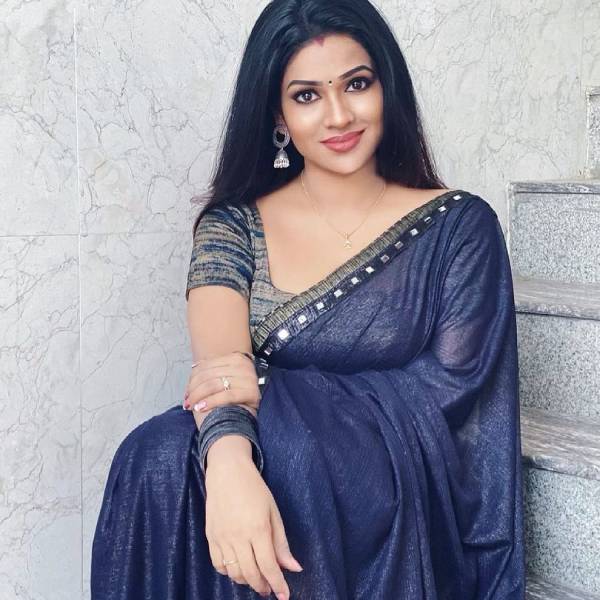 கவிதைகளைக் கொட்டும் ரசிகர்கள் 