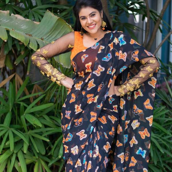 பின்னி எடுக்கும் அழகு 