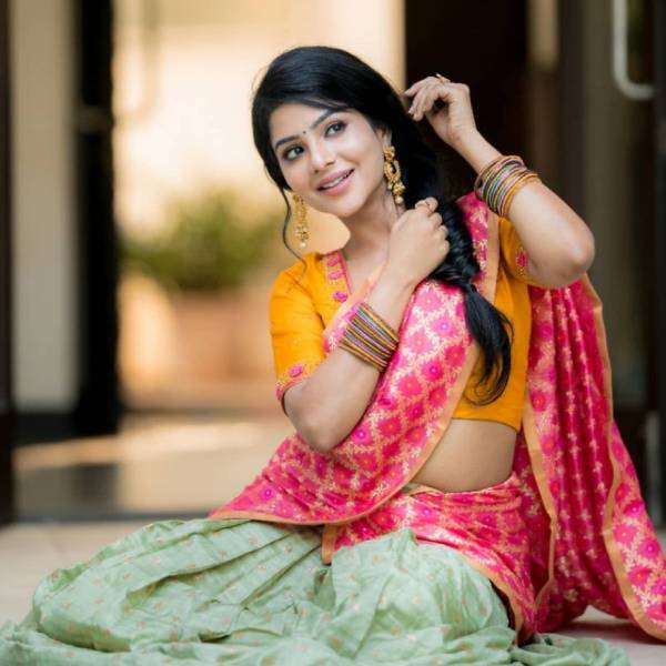 கண்களால் சிரித்து 