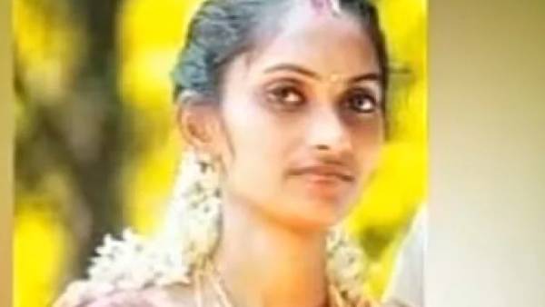 இளம்பெண்