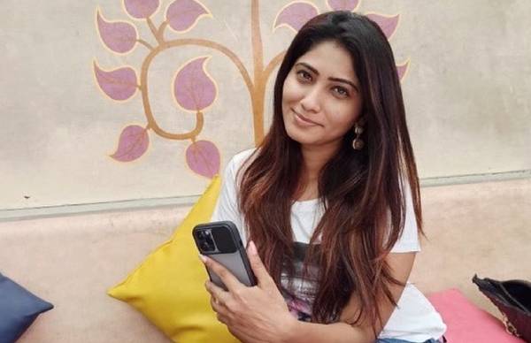 மடியில நான் வாரேன் 