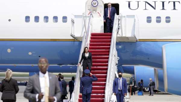 Kamala Harriss Flight Forced To Land Soon After Take-Off