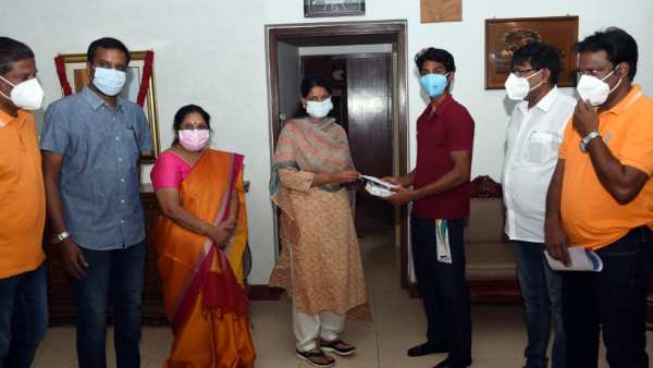 Kanimozhi provided financial assistance to a young hockey player