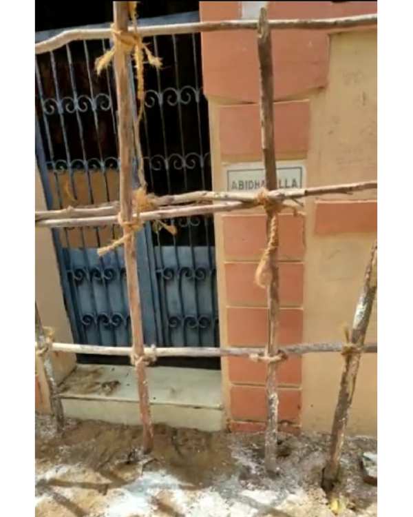 In Kilakarai, People protest to block the path to the house