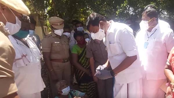 கையில் திணித்தார் கையில் திணித்தார்